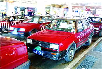 夏利出租車兩年內消失 廣州的士醞釀?chuàng)Q高檔車型